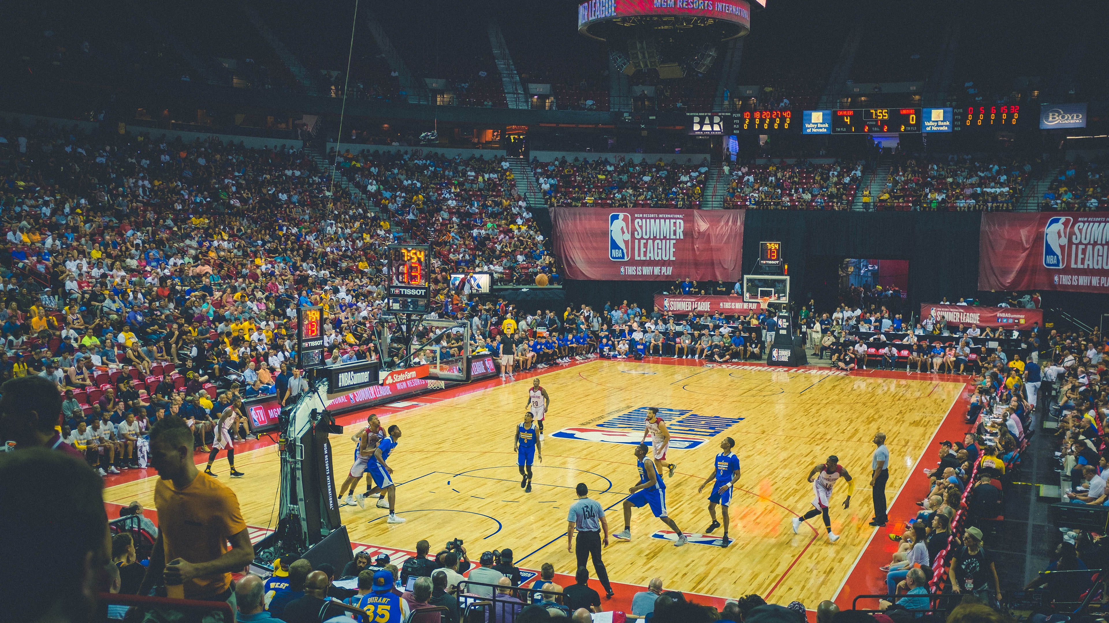 世界排名争夺战之夜,奥亚尔萨瓦尔末节接管比赛